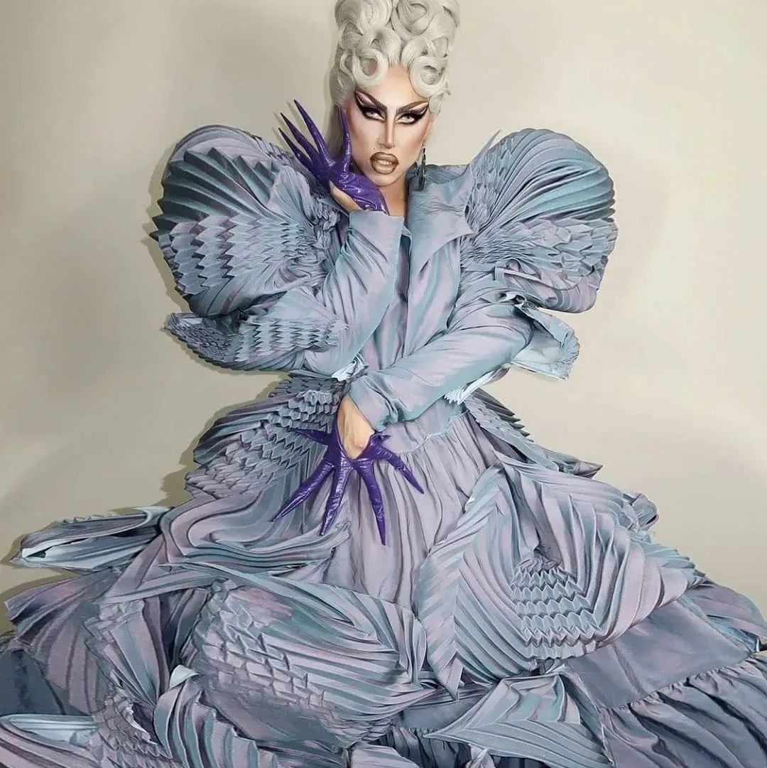 乌托邦式的服装世界！从上世纪的服装设计与现代迷幻场景中汲取灵感，通过服装为这个社会注入更多颜色