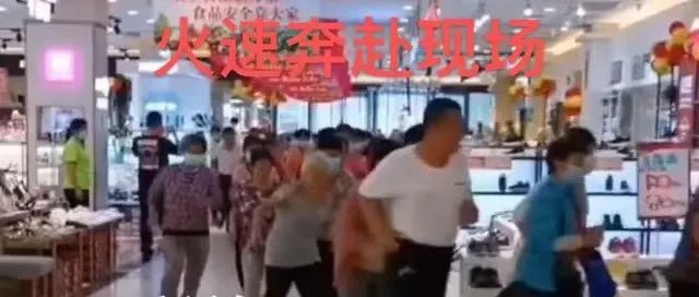 与想爷分手一年后的他，在商场跳起了王心凌的爱你