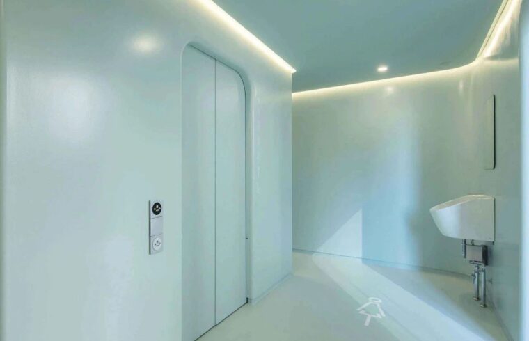 马克·纽森2023发布的第一件新设计，竟然是在日本盖了个厕所？