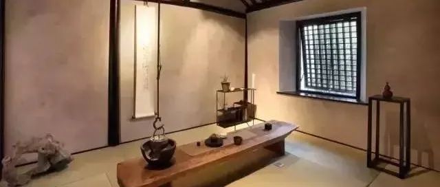 一盏茶壶、几缕烟雾，一间素净的茶室，为生活平添了许多悠闲和禅意。