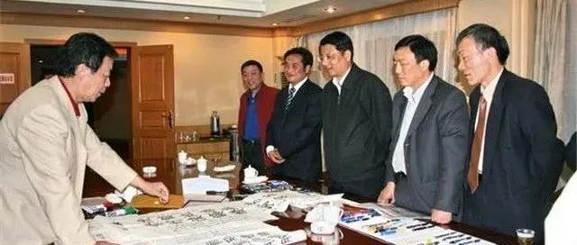 庞中华书法为何不再流行？水平不够？著名书法家田蕴章：通俗书法
