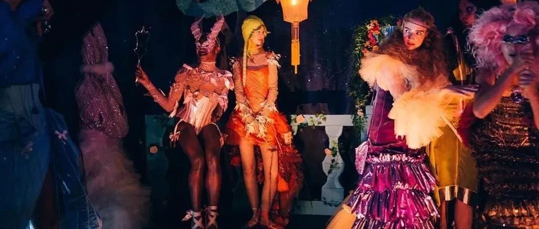 将“幻想”变成服装，古怪、新奇、浪漫的戏剧性设计，来自后疫情时代的古怪梦幻另类审美！