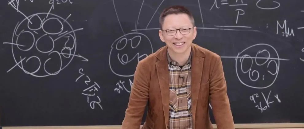 《张朝阳的物理课》“新春第⼀课”收官 又见硬核推导 六块黑板写不下