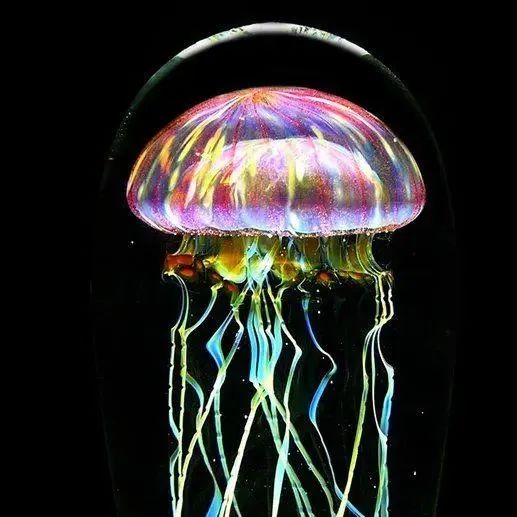 一吹就是50年，他吹制的玻璃水母，色彩斑斓梦幻极了