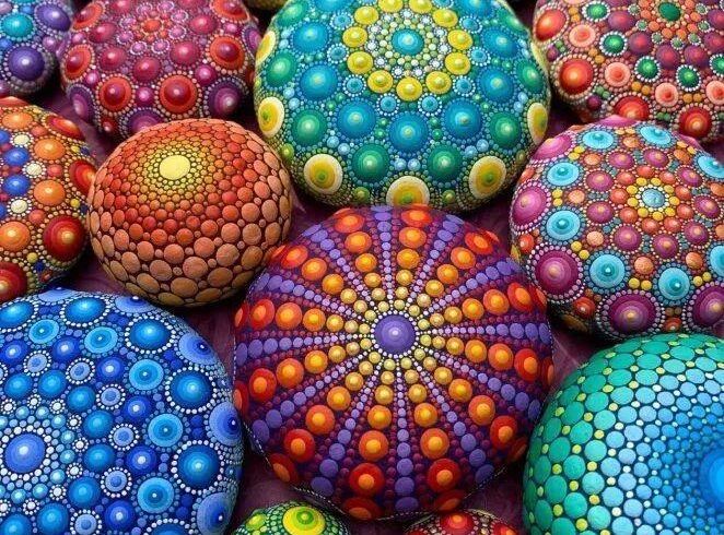 又一位圆点画家，她的作品华丽极了，却让人感觉到不舒服