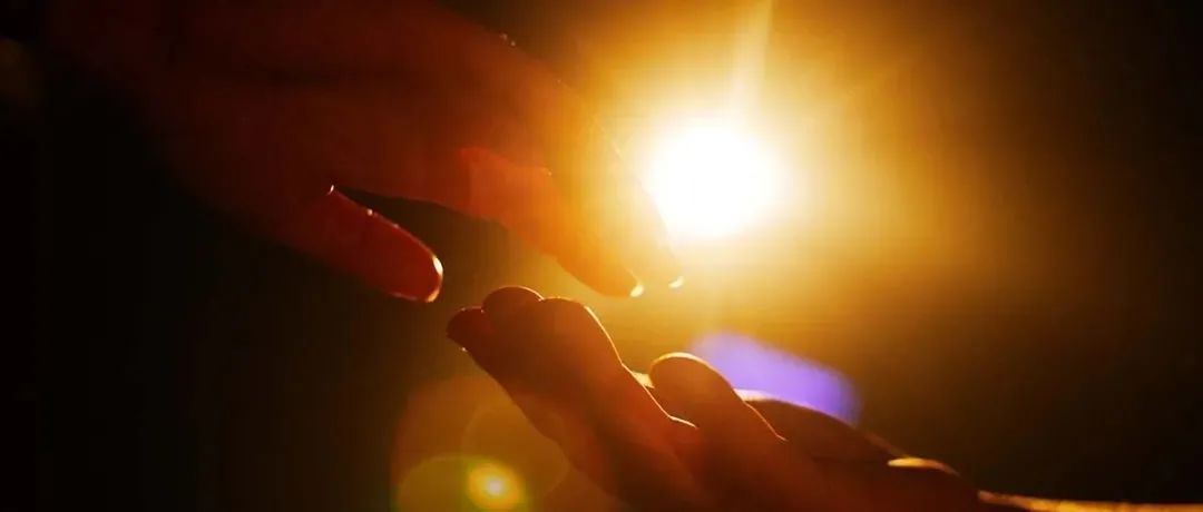 分享∣疫情反复的当下，我们都需要一场「光的治愈」