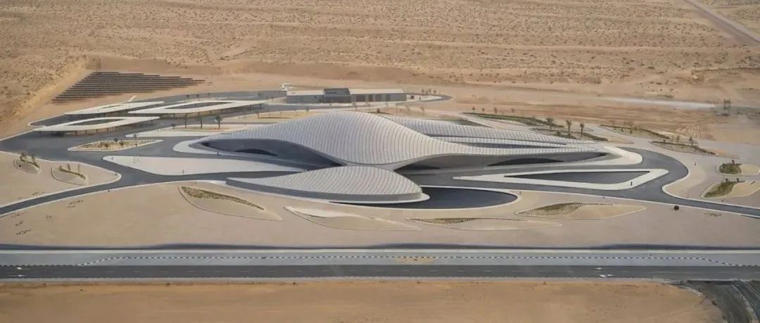 Zaha Hadid 生前设计的如沙丘般的总部建筑正式在阿联酋揭幕