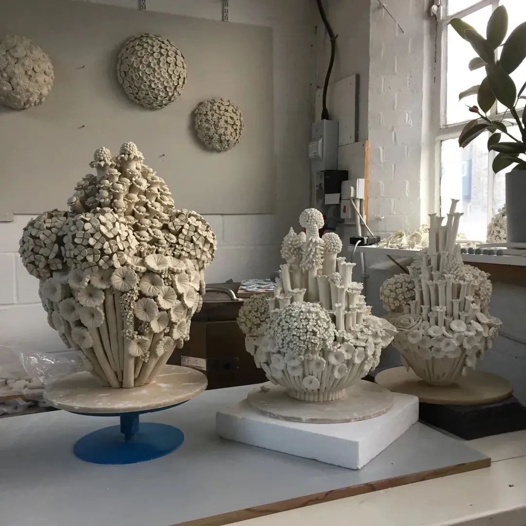 美女艺术家，用陶瓷创作鲜花，漂亮得有点犯规