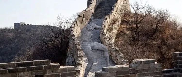 外国艺术家用人体彩绘向中国致敬，在长城上涂鸦，摆出功夫姿势