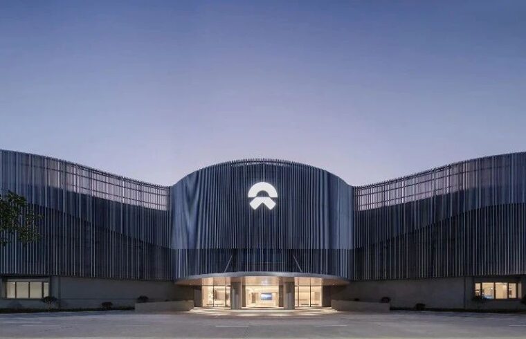 蔚来汽车位于上海的最大交付中心有着明亮的银色百叶立面