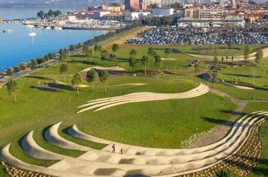 用有机设计的城市元素描绘的海滨公园-斯洛文尼亚Koper central park / Enota