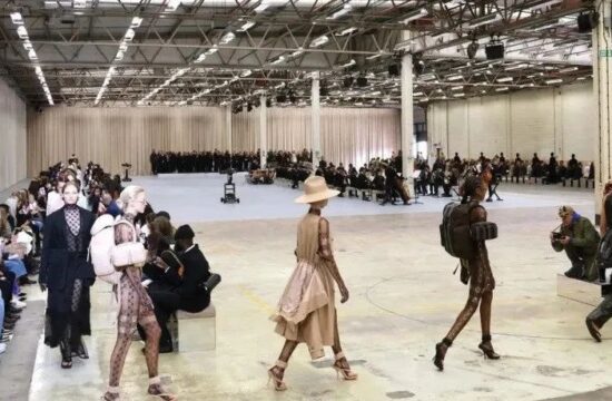 Burberry 2023 | 这不就是“沙滩人”的哥特衣橱？！