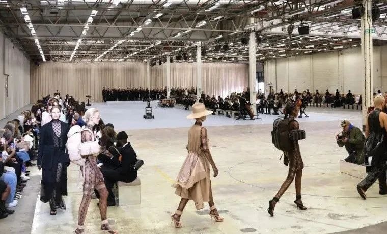 Burberry 2023 | 这不就是“沙滩人”的哥特衣橱？！