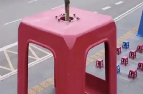 迷惑：重庆6米高巨型椅，这设计我看不懂