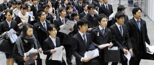 应届生实际薪资比期望低5万，女性预期薪资低于男性