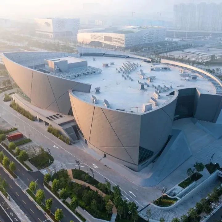 郑州大剧院帆船般的形态寓意“艺术之舟扬帆黄河”