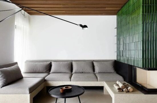 Markéta Bromová architekti丨深色原木风四娃之家,空间安排的明明白白!