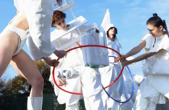最会“玩“的2022中央圣马丁White Show重磅来袭！大一新生首秀，在时尚中找到第六感，一场天马行空的狂欢派对
