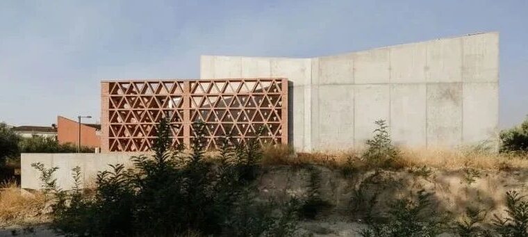 【案例库精选】坡地上的艺术家工作室