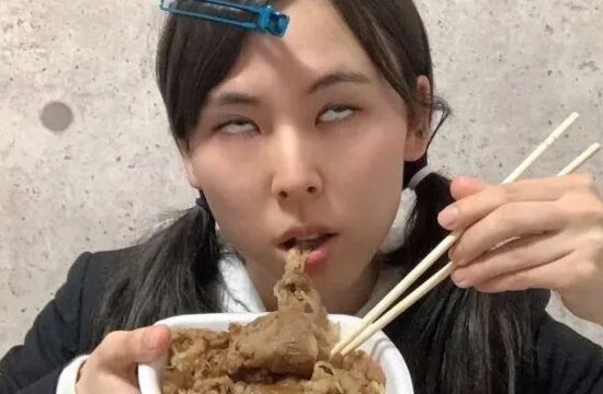 因“让纯洁少女染上毒瘾”的迷惑言论，吉野家董事被网友骂辞职了