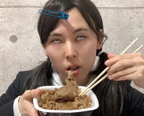 因“让纯洁少女染上毒瘾”的迷惑言论，吉野家董事被网友骂辞职了