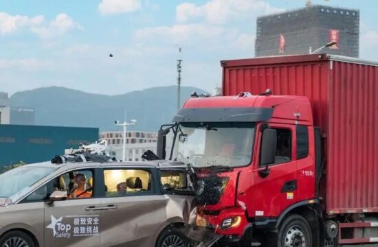 MPV与两辆货车“硬碰硬”会如何？