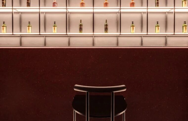 Soong Lab+ 以“红”为设计主题，为这间酒吧带来“原始生机”