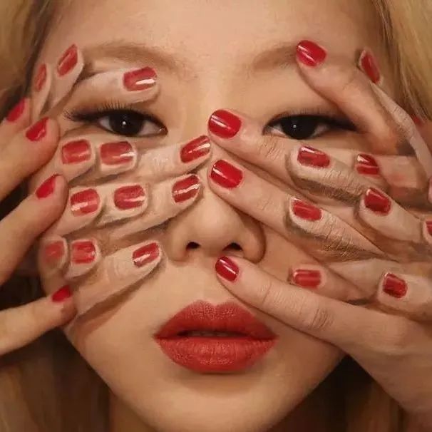 吓哭了！90后美女在脸上动笔，网友看完直呼“可怕”