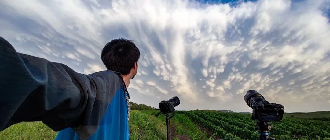 央视点赞！00后小伙驱车27000公里追逐风暴，拍下近5万张大片轰动全网：堪比好莱坞特效！