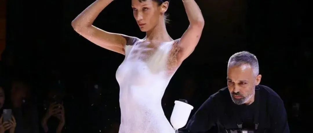 时尚炼金术？秀场现场用“喷罐面料”制作成一件速成连衣服，喷好的衣服能脱下清洗完穿到身上，未来新型面料来了！