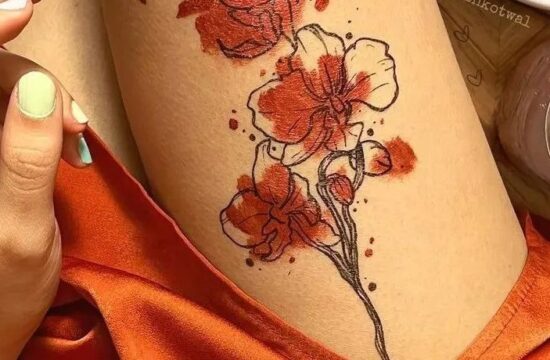 当她掀开裙子露出大腿，被惊艳到了