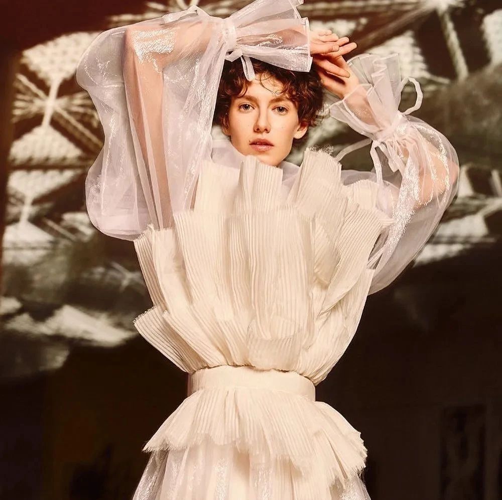 不容小觑的时尚崛起！「格鲁吉亚」设计师用传统工艺诠释"性感与禁欲"的东欧风情！