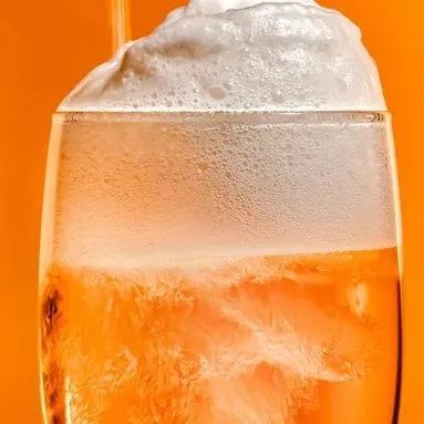 百威因福佳广告含有饮酒动作被罚款25万，此前已被罚款60万，涉及旗下科罗娜、哈尔滨啤酒品牌