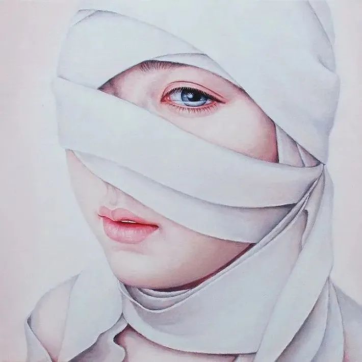 艺术家用纱布将女性包裹起来，忧郁的画作，探索被囚禁的情感