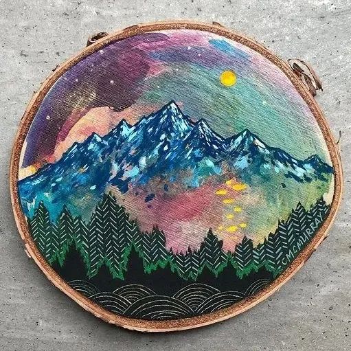 画在木头上的精美画作,山脉、大海,质朴气息扑面而来