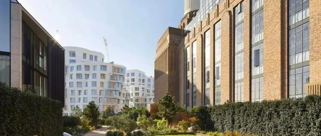 Frank Gehry 在英国的首个住宅项目竣工，白色波纹立面构成新的地标景观