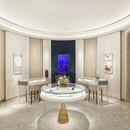 延续品牌皇家蓝色调，CHAUMET 南京德基精品店