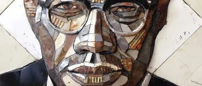 这个艺术家有点“硬”，用铁皮画肖像，作品仿佛会讲故事