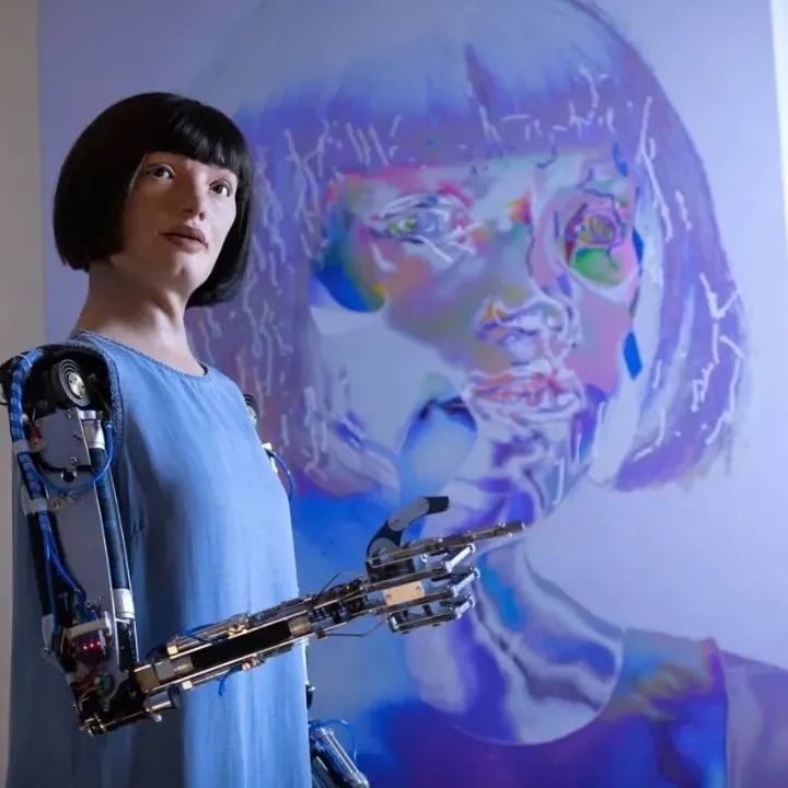 【设计聚焦-机器艺术设计】世界首位超写实机器人艺术家Ai-Da