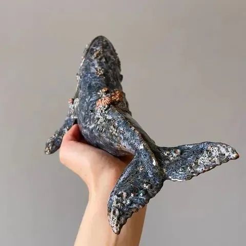 把鲸鱼捧在手心，俄罗斯美女艺术家的新作，让人看得心疼
