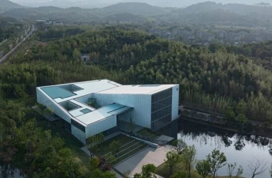 Goa 大象设计将一座单坡度剧场嵌入宜兴的竹林中