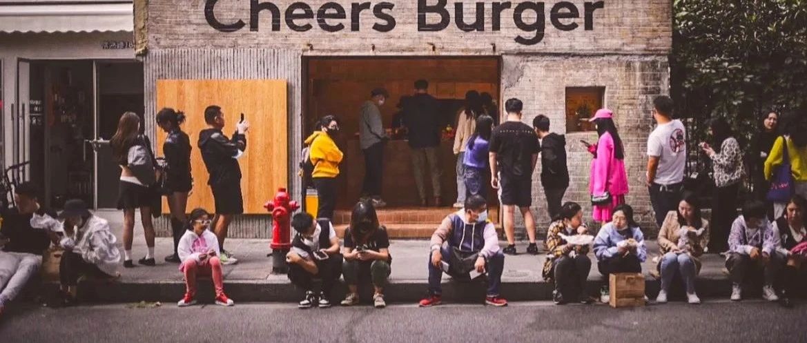 上海的马路牙子，坐满吃“天价”汉堡的年轻人：漫天的网红店，是社交密码还是智商税？