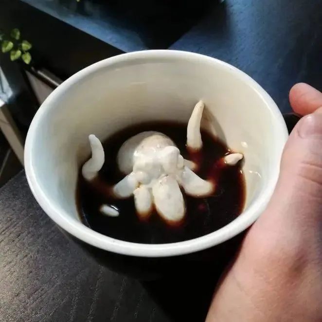 他的咖啡杯里藏着小动物，喝完之前不知道是惊喜，还是惊吓