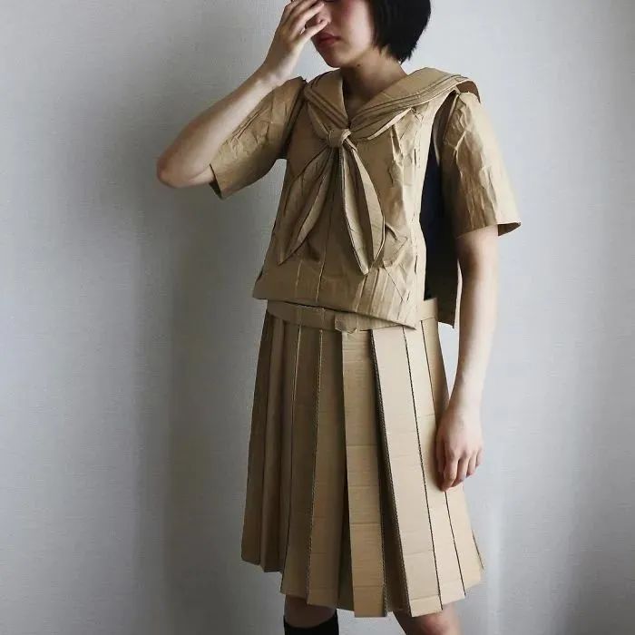 日本神奇少女，用废纸板建模，给自己做了一件水手服