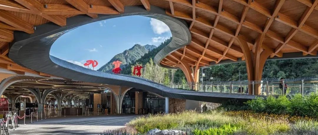 清华大学建筑设计研究院依据九寨沟的山脉轮廓设计了游客中心