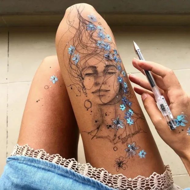 这位美女画家,靠在美腿绘画一举成名,作品愈发精彩了