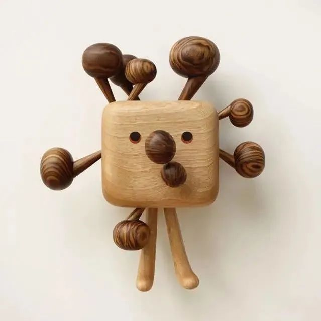 为了刻出木雕小怪物，他把手刻到破，看到作品一切都值了