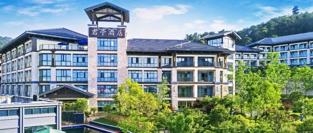 三季度净利润腰斩，被捧杀的“中端酒店第一股”