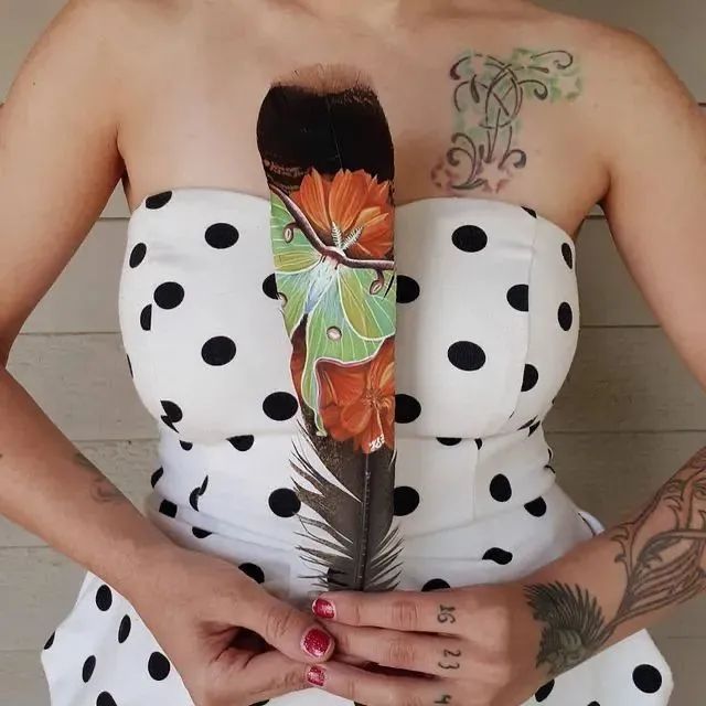 美女画家用羽毛作画布，描绘的写实画作，让人眼前一亮