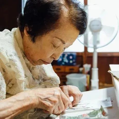 93岁奶奶靠撕报纸作画上了电视，吸粉无数，搞艺术，年龄从来不是问题 ！